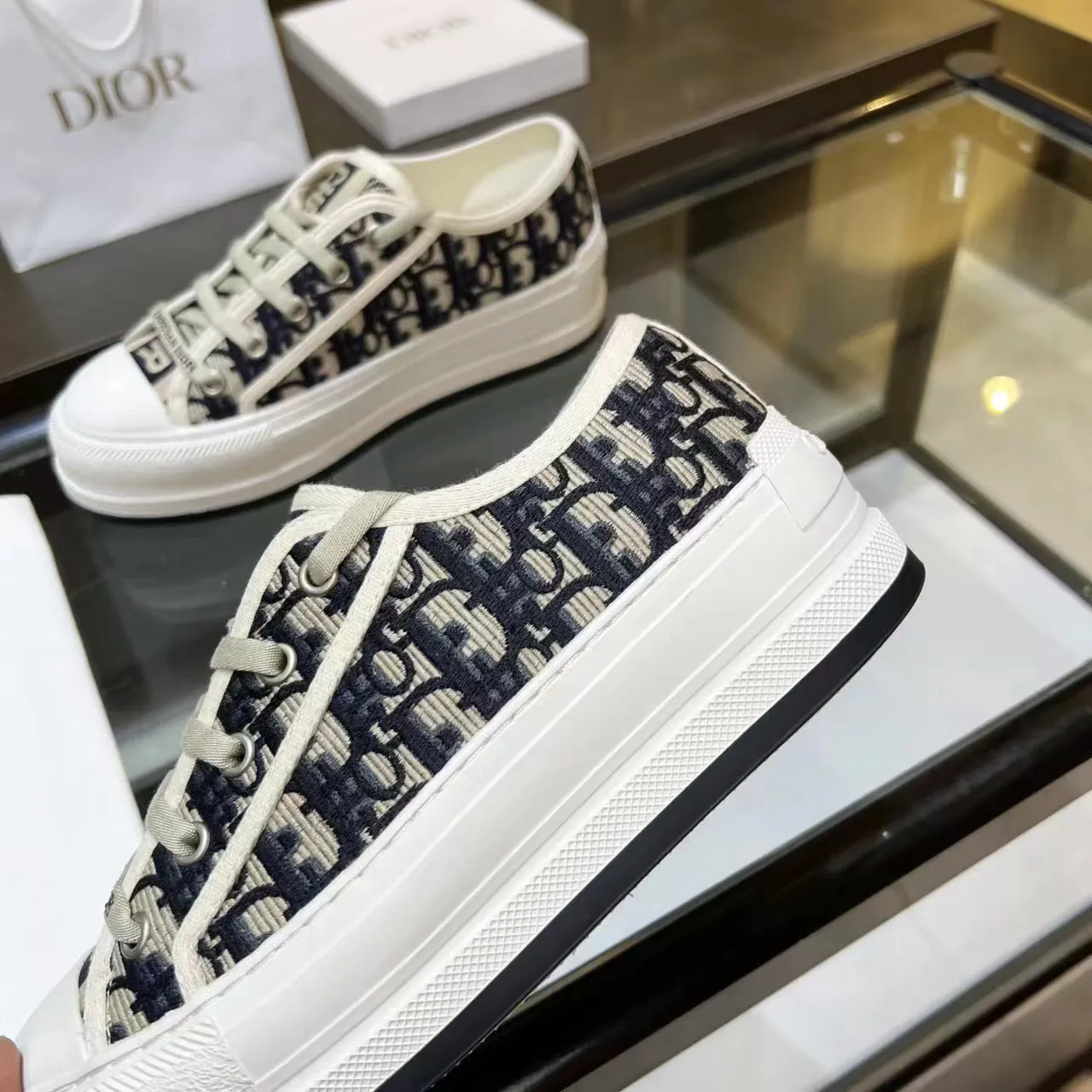 P520👟👟, Dijia's popular presbyopic thick-soled embroidery, the goddess model Dior's big hit in 2023, the upper inherits the classic presbyopic series, sheepskin lining, cowhide feet, rubber outsole is lightweight, the outsole is 5cm thick, allowing you to instantly grow your legs, super versatile, a must-have. Code number: 35-41 (34, 41, 42 can be customized) Tiger head series, black, gray, pink and blue, four colors